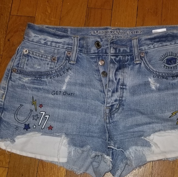 Gorgeous short with multiple details - Picture 1 of 4